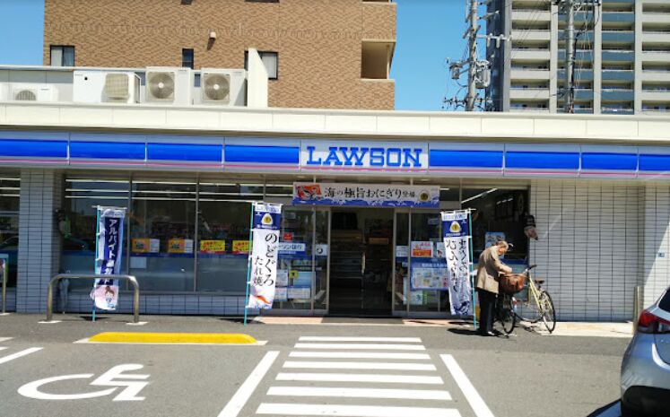 コンビニ　ローソン東区芳野三丁目店（コンビニ）まで400m