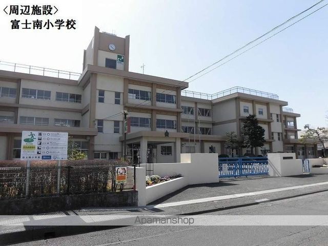 小学校　南小学校（小学校）まで671m