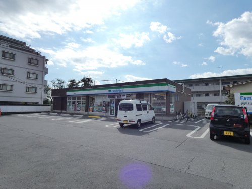 コンビニ　ファミリーマート昭島緑町店（コンビニ）まで112m