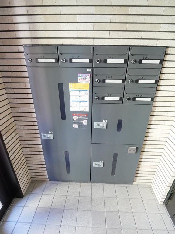 エントランス　宅配ボックス付きです♪