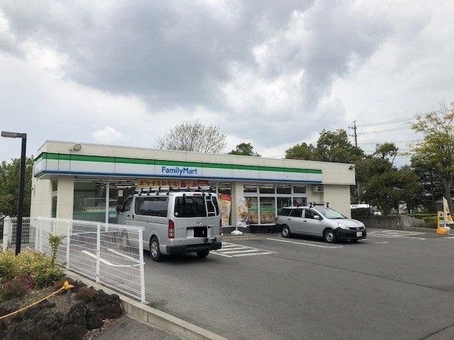コンビニ　ファミリーマート（コンビニ）まで1100m