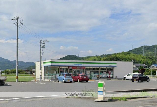コンビニ　ファミリーマート（コンビニ）まで843m