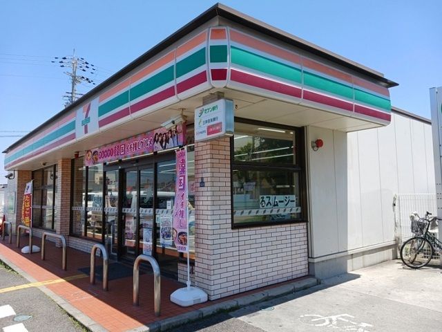 コンビニ　セブンイレブン様（コンビニ）まで220m