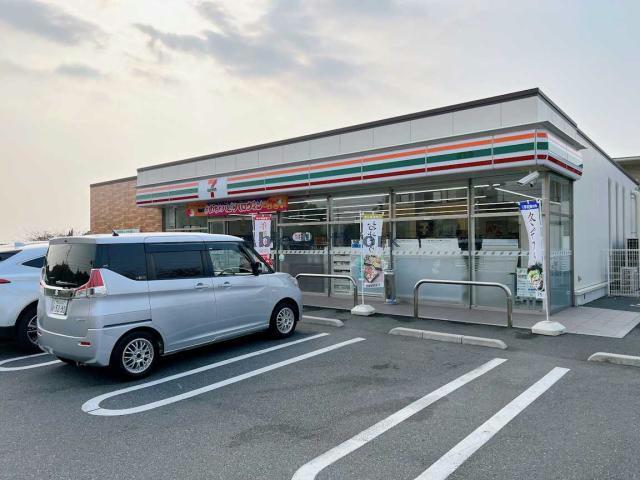 コンビニ　セブンイレブン宇部ひらき店（コンビニ）まで592m