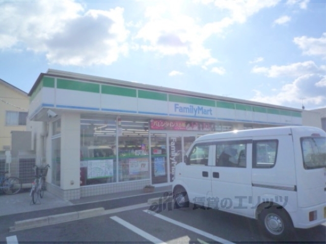 コンビニ　ファミリーマート栗東小平井店（コンビニ）まで400m