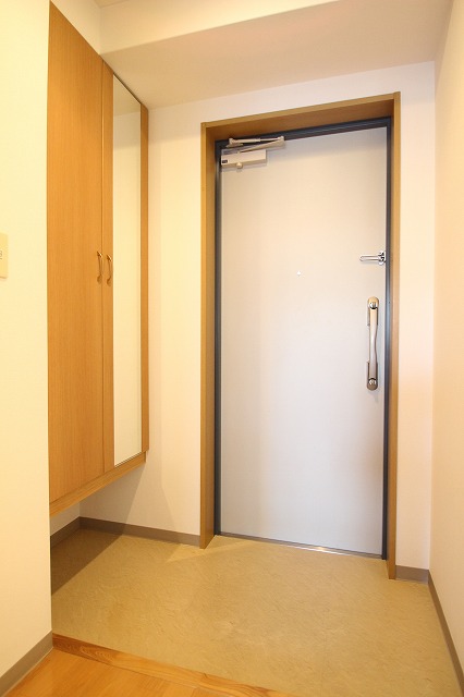 玄関　同物件別号室のものです。
