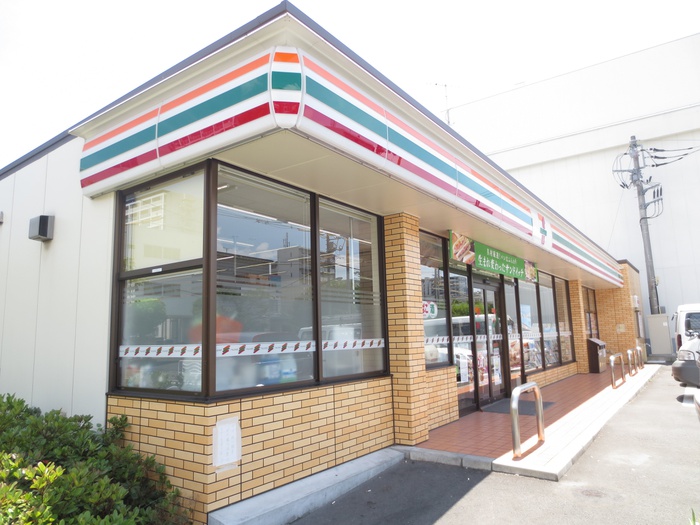 コンビニ　セブンイレブン（コンビニ）まで236m