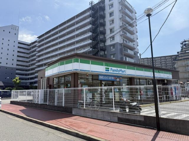 コンビニ　ファミリーマート（コンビニ）まで50m