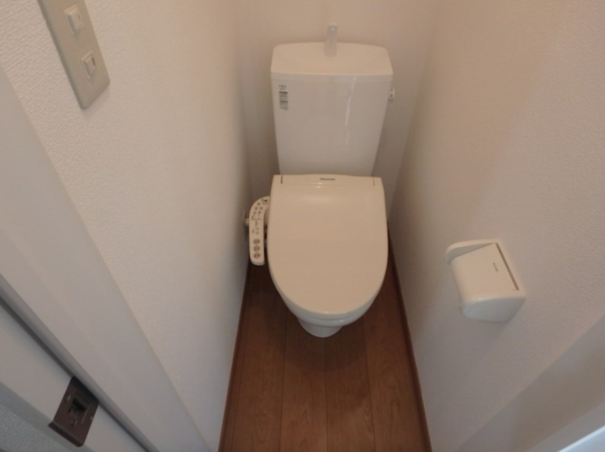 トイレ　落ち着いた色調のトイレです