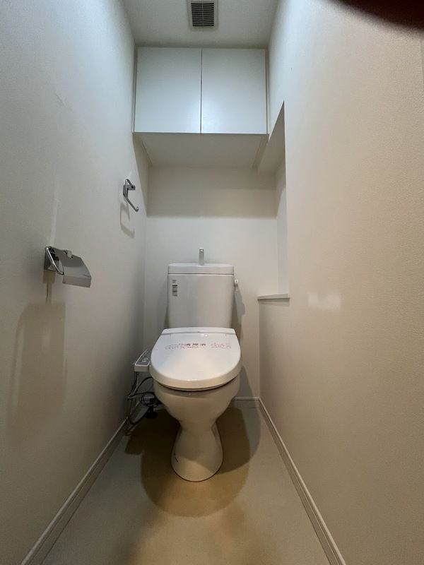 都営大江戸線 落合南長崎駅 徒歩8分 5階建 築14年のトイレ写真