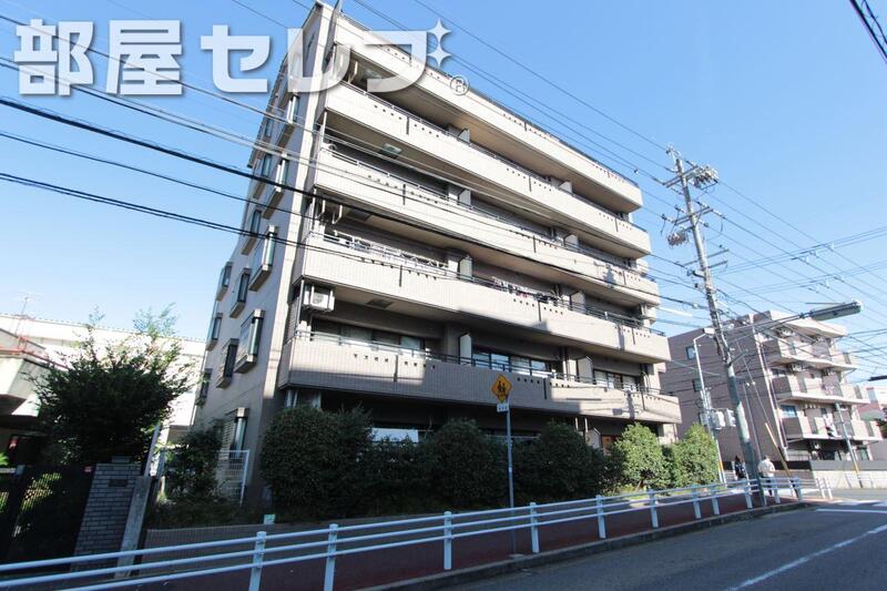建物外観　タイル貼りの建物です。