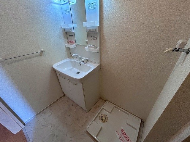 洗面設備　ゆったりとスペースのある洗面所