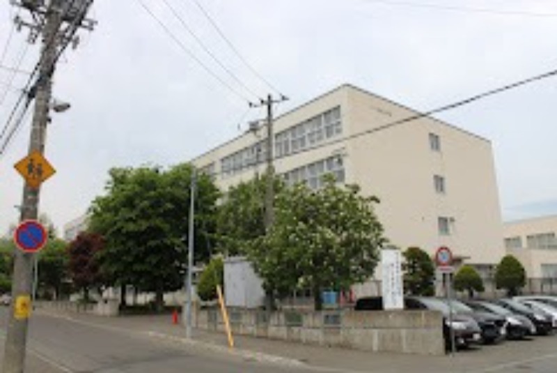 中学校　札幌市立発寒中学校（中学校）まで1648m