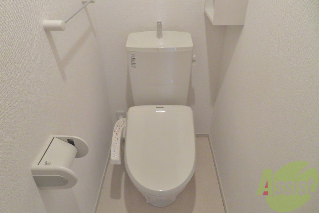 トイレ　トイレはウォシュレット付きです。シンプルなトイレ