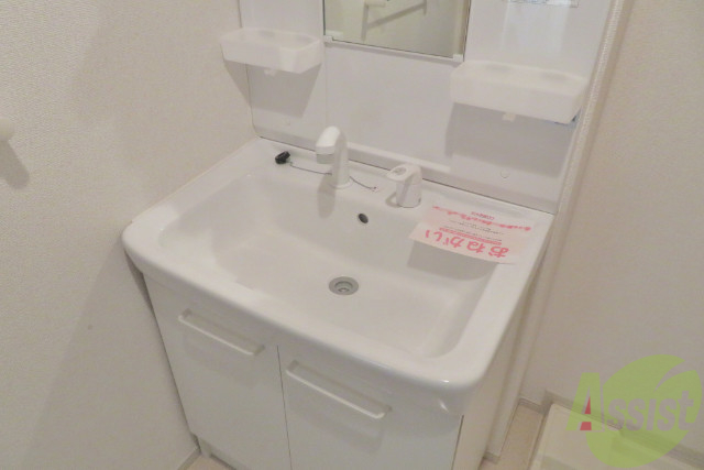 洗面設備　化粧品などもたくさん収納出来そうですね。