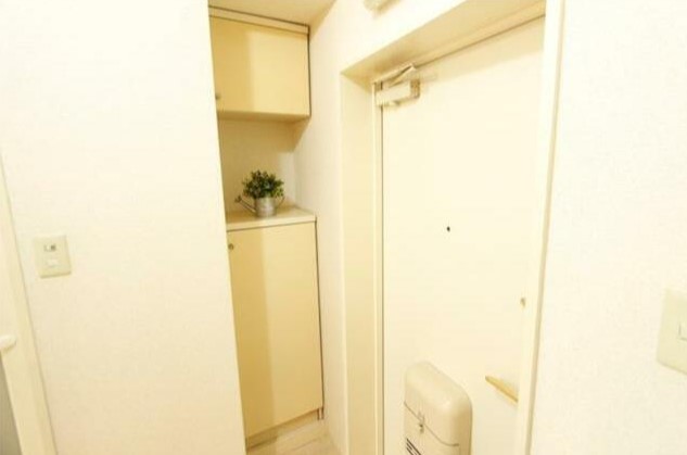 玄関　同間取り違う階のお部屋、玄関にシューズボックス