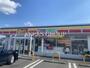コンビニ　デイリーヤマザキ足立西伊興2丁目店（コンビニ）まで377m