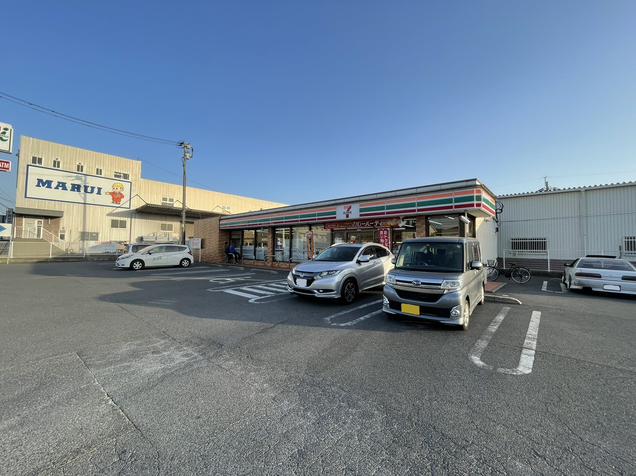 コンビニ　セブンイレブン八幡本城1丁目店（コンビニ）まで554m
