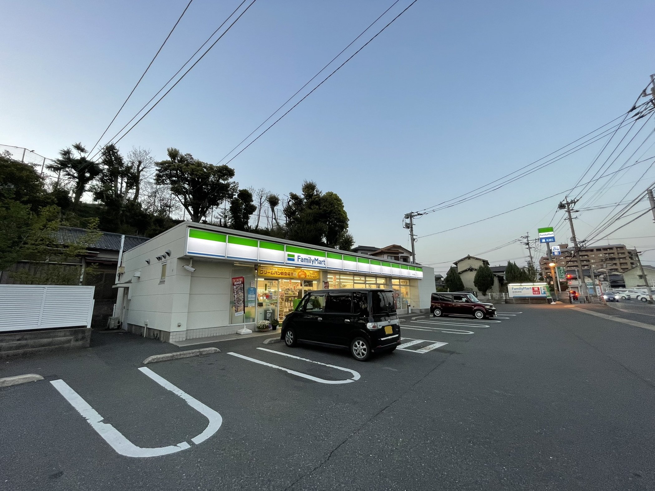 コンビニ　ファミリーマート八幡本城東店（コンビニ）まで910m