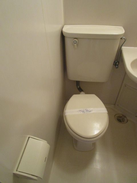 小田急小田原線 本厚木駅 徒歩13分 9階建 築36年のトイレ写真