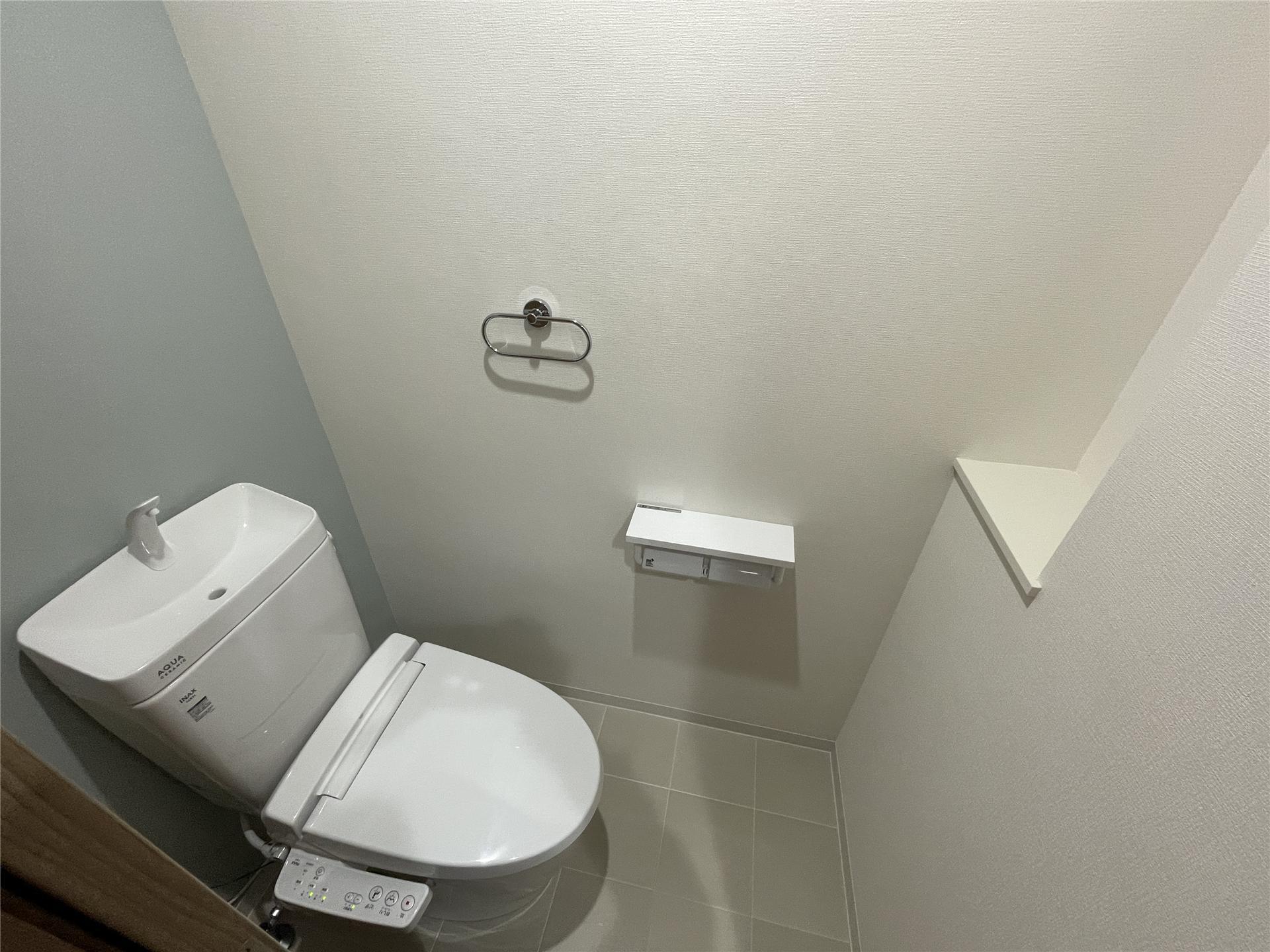 トイレ　便利な棚付きのトイレです