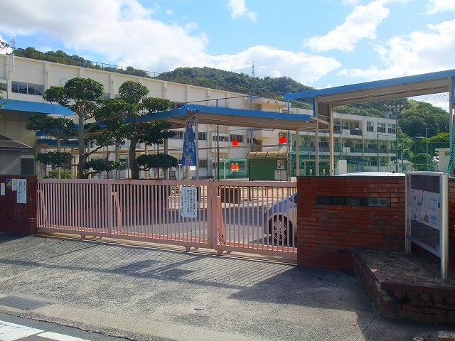 小学校　広島市立畑賀小学校（小学校）まで622m