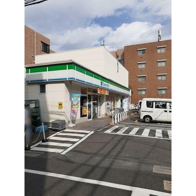 コンビニ　ファミリーマート世田谷二丁目店（コンビニ）まで300m
