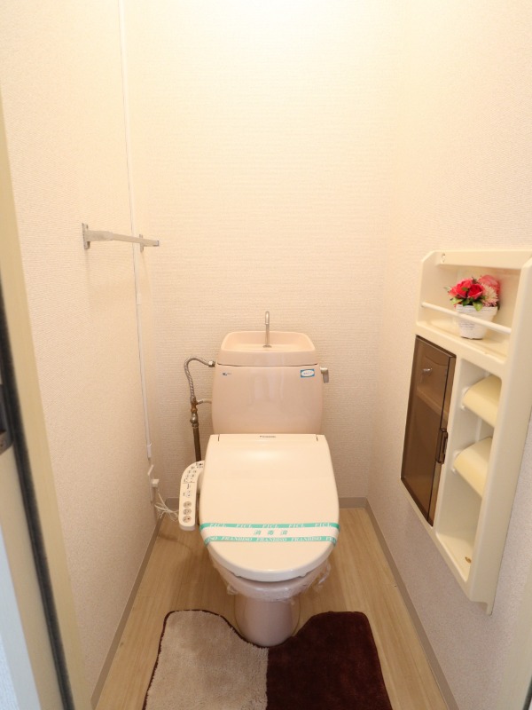 トイレ　備品はつきません。