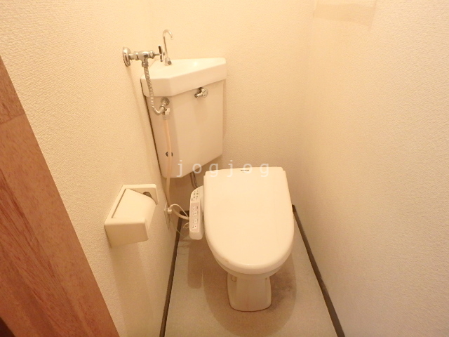 トイレ　嬉しい温水洗浄便座付きのトイレです。