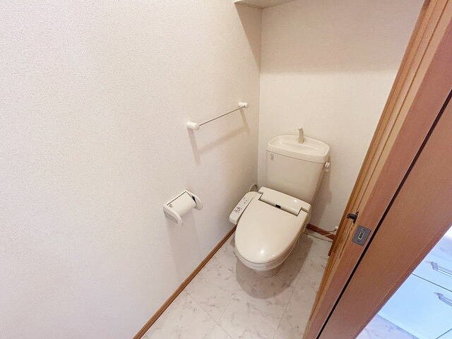 トイレ　落ち着いた色調のトイレです