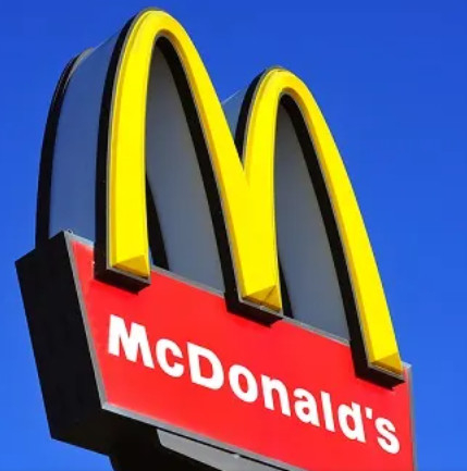 飲食店　マクドナルド2号線七宮店（飲食店）まで388m