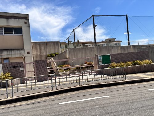小学校　豊中市立克明小学校（小学校）まで570m