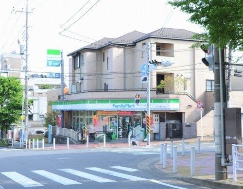 コンビニ　ファミリーマートサンズ美しが丘店（コンビニ）まで427m