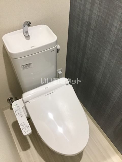 ＪＲ阪和線 富木駅 徒歩9分 3階建 築5年のトイレ写真