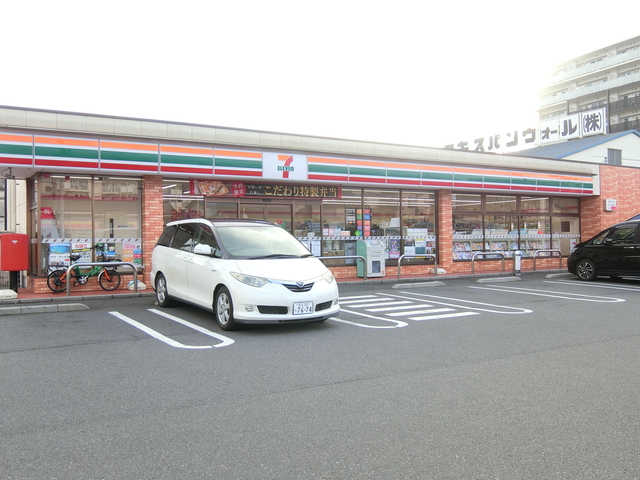 コンビニ　セブンイレブン足立江北橋東店（コンビニ）まで414m