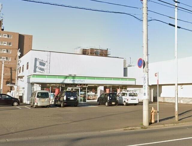 コンビニ　ファミリーマート札幌菊水元町2条店（コンビニ）まで297m