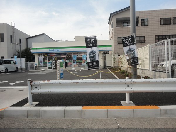 コンビニ　ファミリーマート（コンビニ）まで262m