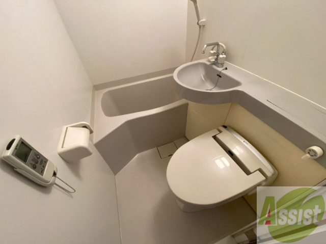 トイレ　ユニットバス内のトイレです。一人暮らしなら十分ですね。