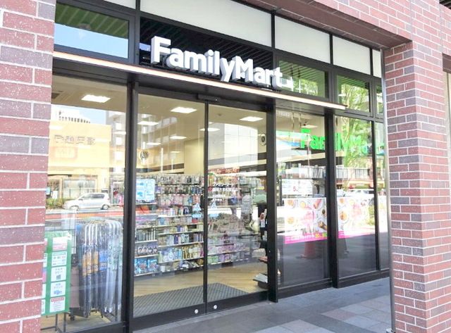 コンビニ　ファミリーマート福岡六本松駅前店（コンビニ）まで300m