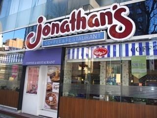 飲食店　ジョナサン大関横丁店（飲食店）まで477m