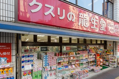 ドラックストア　龍生堂薬局新大久保店（ドラッグストア）まで290m