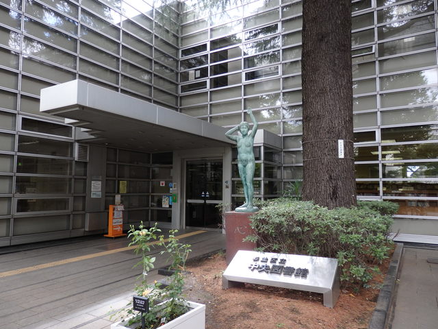 図書館　杉並区立中央図書館（図書館）まで721m