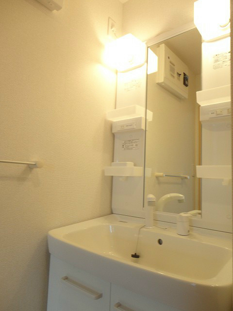 洗面設備　※写真は201号室のお部屋です。