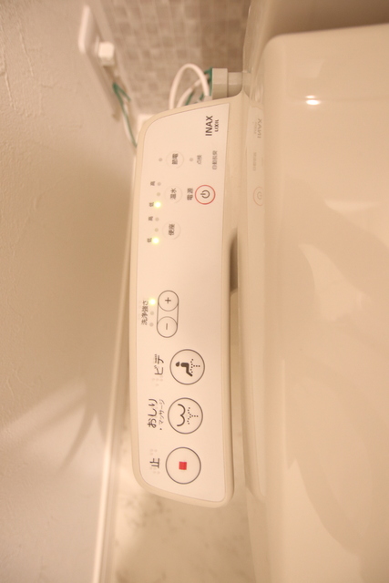 トイレ　嬉しい温水洗浄便座です。