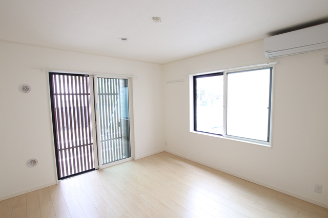 居室・リビング　２面採光の明るいお部屋です。
