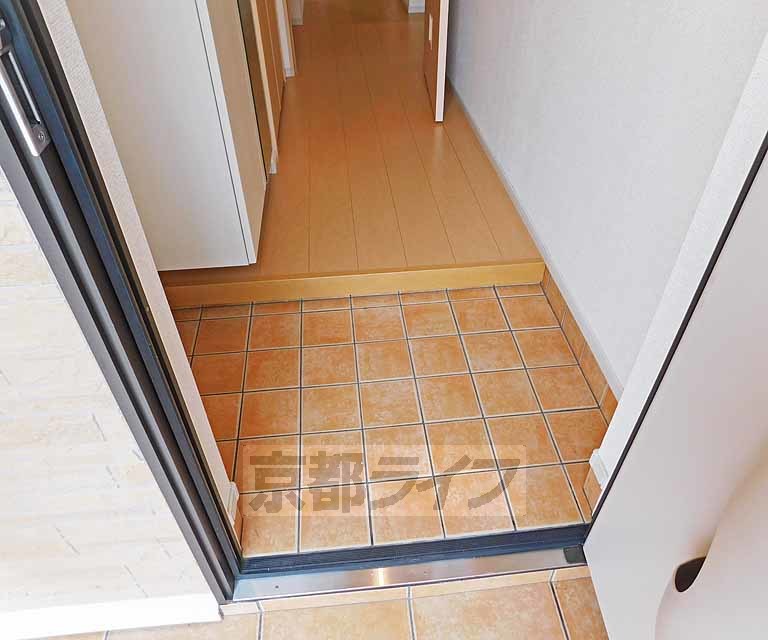 玄関　明るいタイル・