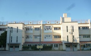 小学校　川口市立飯仲小学校（小学校）まで294m