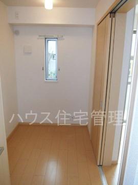 阪急京都線 総持寺駅 徒歩11分 2階建 築16年の居間写真