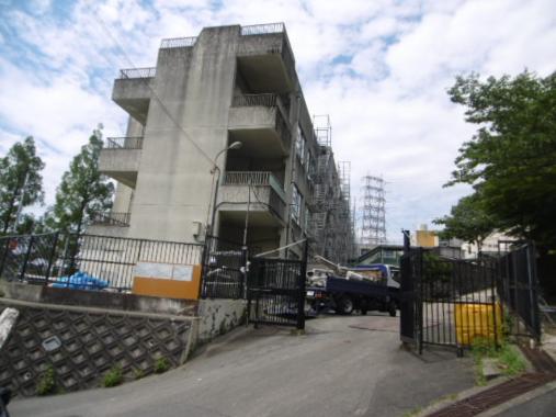 中学校　孔舎衛中学校（中学校）まで525m