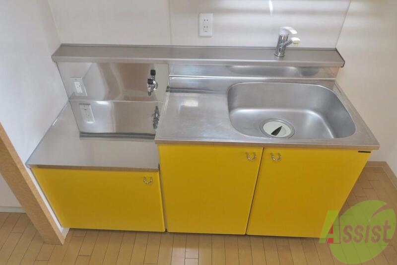 キッチン　キッチンはこんな感じ。収納に色が付いているのはイイですね。